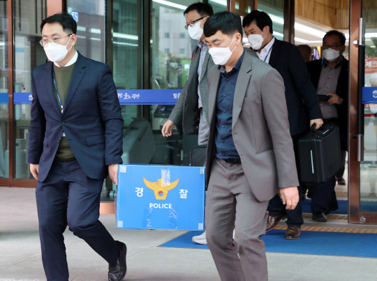 광명시청 6급 공무원 부동산 투기의혹 관련 압수수색      (광명=연합뉴스) 최재구 기자 = 경기남부경찰청 부동산 투기사범 특별수사대 관계자들이 광명시 6급 공무원 B씨의 부동산 투기 의혹과 관련해 15일 광명시청을 압수수색하고 압수물을 옮기고 있다.  2021.3.15      jjaeck9@yna.co.kr  (끝)